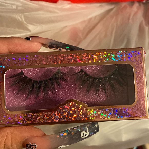 Lashes - Picture 2 of 2